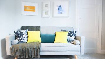 Luxury House | Ruang tamu | TV skrin rata, pendiangan