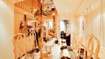 Daily continental breakfast (GBP 7.95 per person)