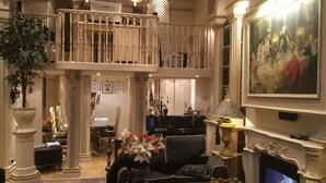 Interior - London Lodge (London)