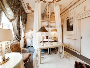 Standard Quadruple Room, 2 Double Beds | Desk, soundproofing, iron/ironing board, free WiFi - London Lodge (London)