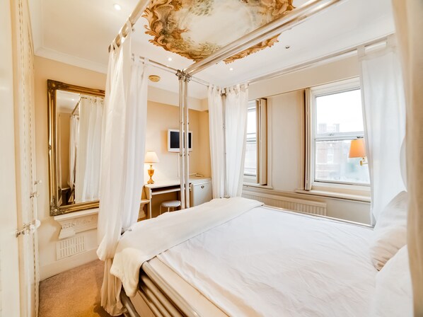 Schreibtisch, schallisolierte Zimmer, Bügeleisen/Bügelbrett