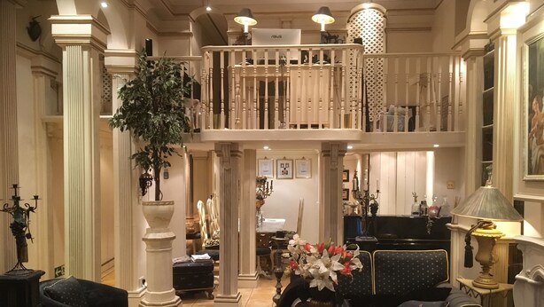 Interior - London Lodge (London)