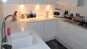 Standard Apartment | Private kitchen | Fridge, microwave, oven, stovetop - Central York Place Apartment (Edinburgh)