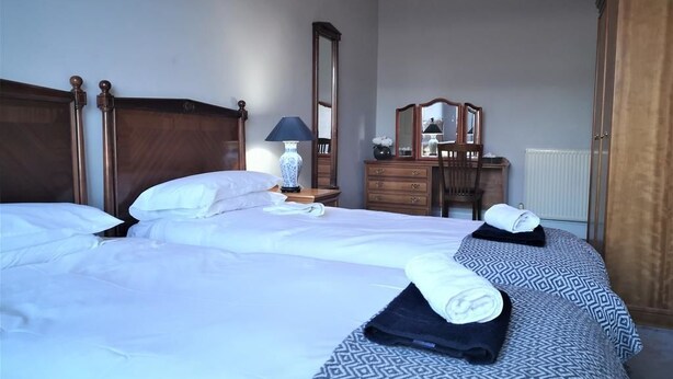 Standard Apartment | Blackout curtains, iron/ironing board, free WiFi, bed sheets - Central York Place Apartment (Edinburgh)