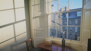 Breakfast area - Central York Place Apartment (Edinburgh)