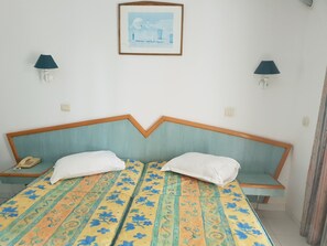 Habitación Confort doble | Escritorio, cortinas opacas, camas supletorias y ropa de cama