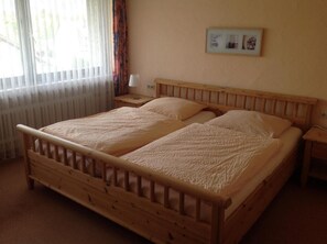 Free cots/infant beds, free WiFi, bed sheets - Landgasthof 'Zum Wiesengrund' (Huenfeld)
