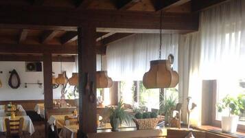 Sudah termasuk sarapan ala kontinental setiap hari