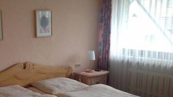 Doppelzimmer | Kostenlose Babybetten, kostenloses WLAN, Bettwäsche