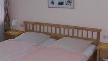 Kamar Double | Tempat tidur bayi gratis, Wi-Fi gratis, dan seprai linen