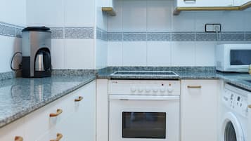 Een koelkast, een magnetron, een oven, een koffiezetapparaat/waterkoker