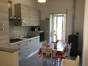 Jääkaappi, mikroaaltouuni, uuni, liesi