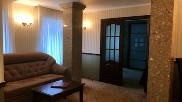 Kamar Double Standar, 1 Tempat Tidur Double | Area keluarga | TV layar datar dan perapian