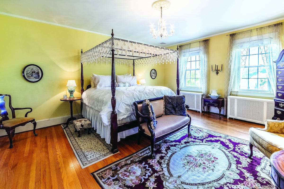 The Mary Anna Lee Custis Room | Iron/ironing board, WiFi (free), bed sheets