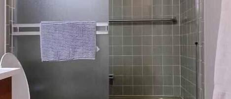 タオル、石鹸、トイレットペーパー