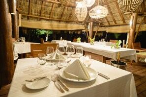 2 restaurants; lunch, dinner, and brunch served