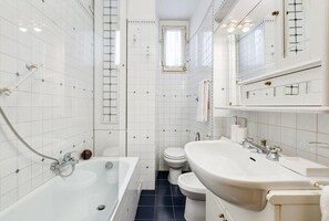 Combined shower/bathtub, hair dryer, bidet, towels