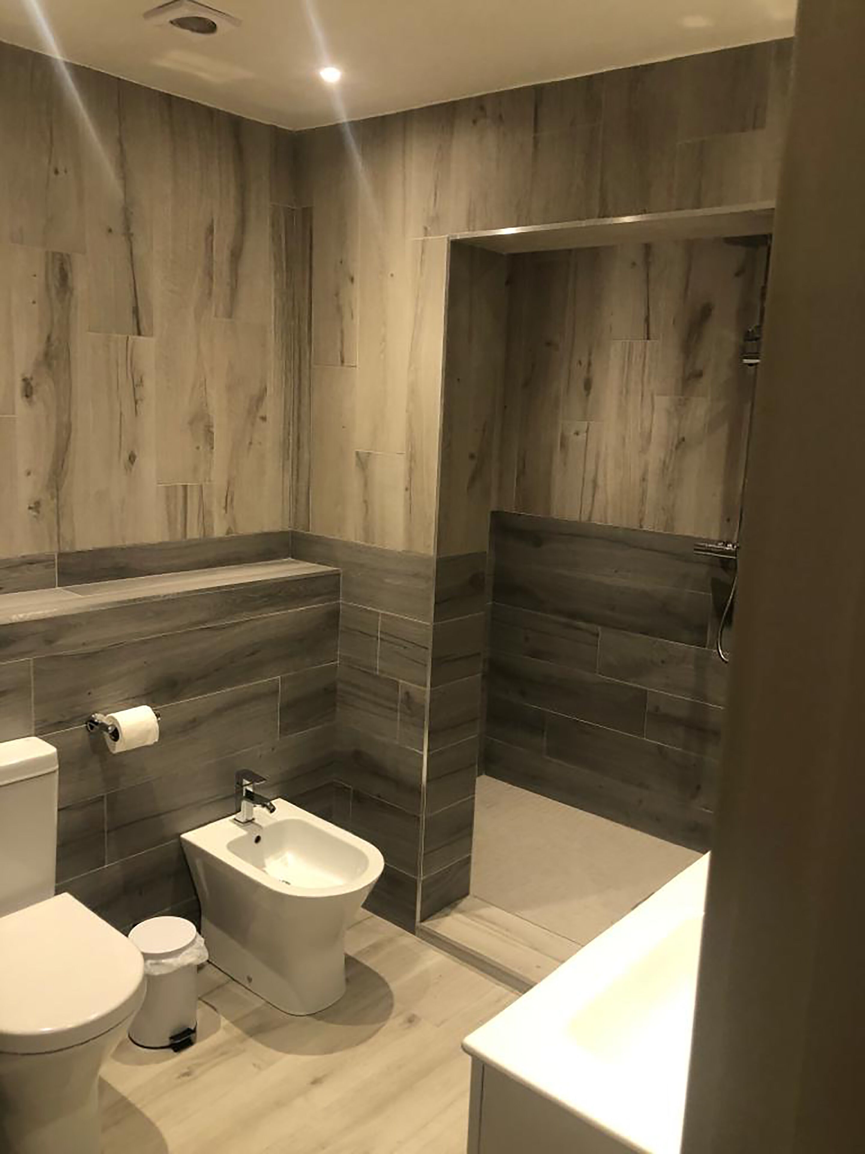 superior double room | bathroom | combined shower/bathtub, free toiletries, hair dryer, towels