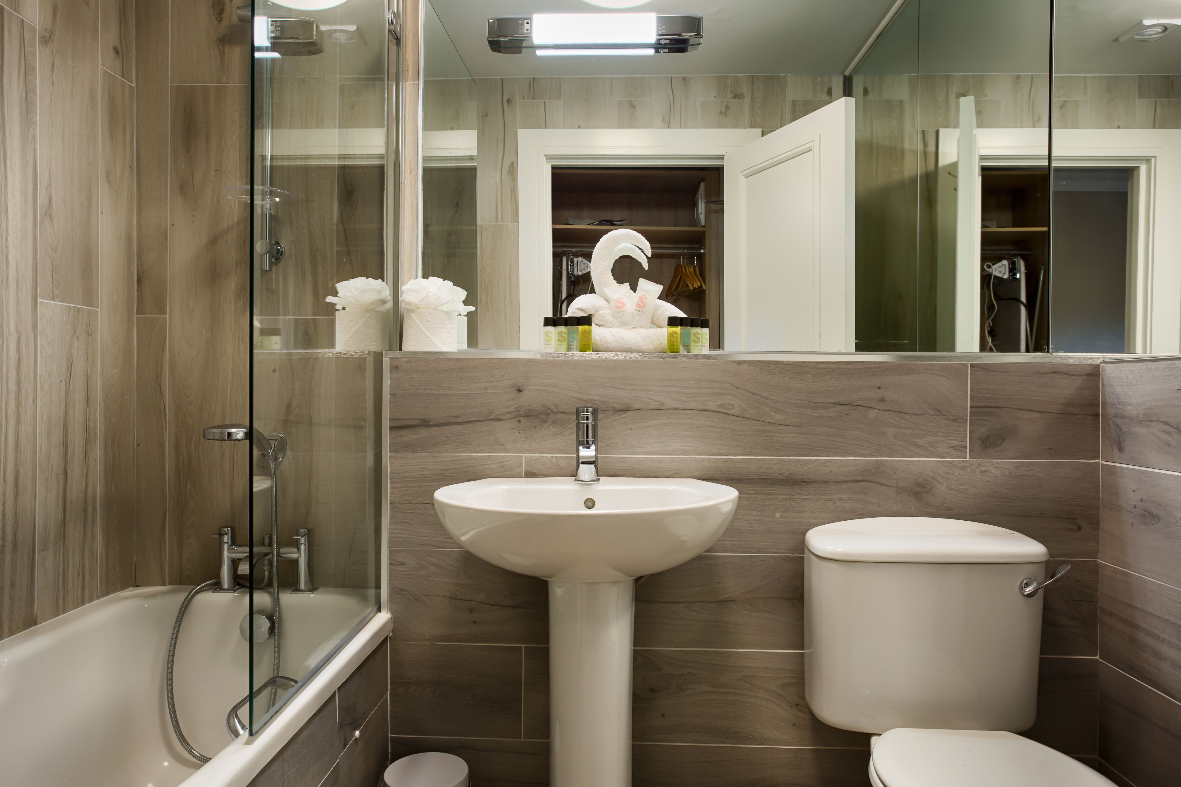 triple room | bathroom | combined shower/bathtub, free toiletries, hair dryer, towels
