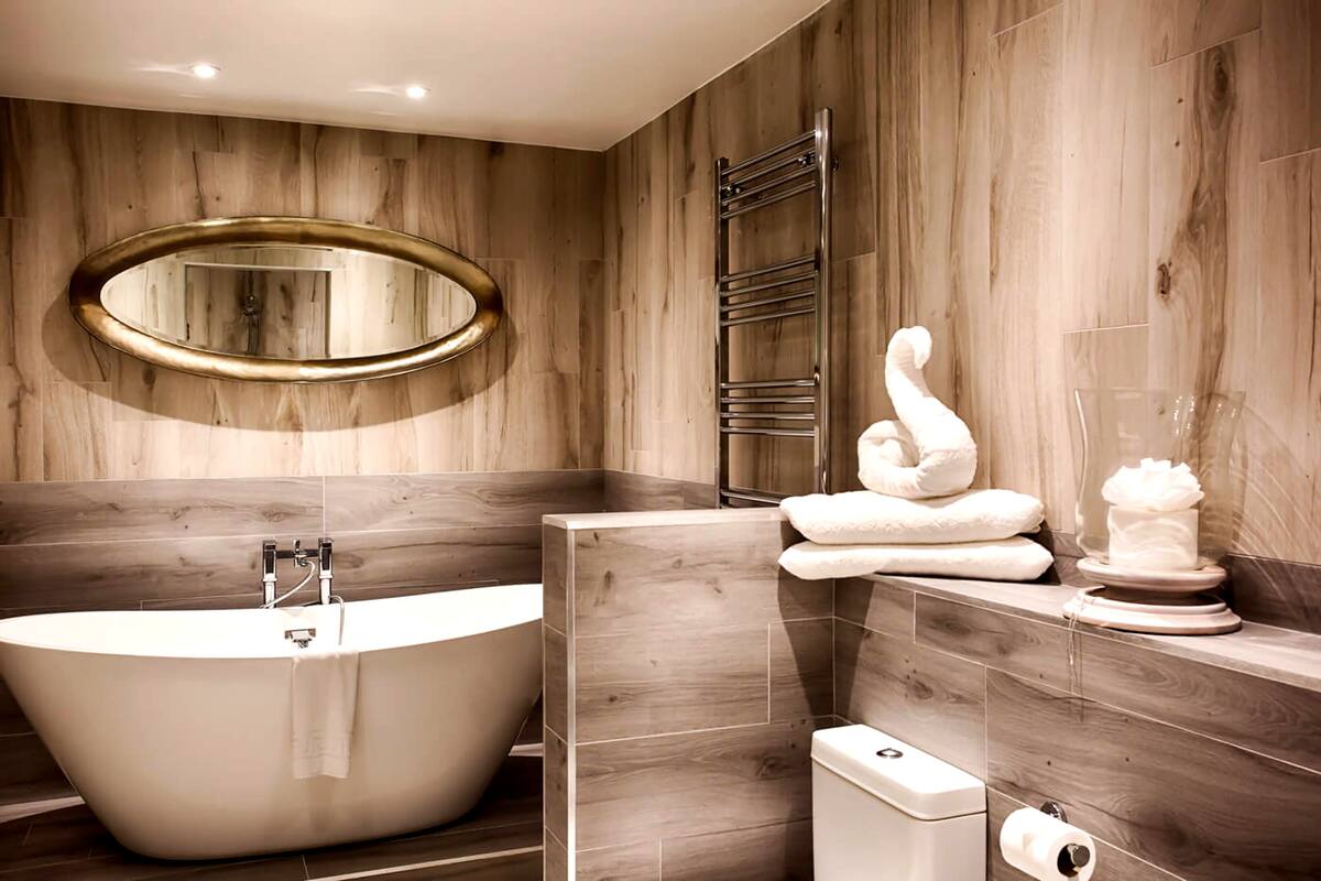 suite, garden view | bathroom | combined shower/bathtub, free toiletries, hair dryer, towels