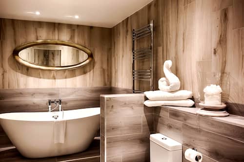Suite, Garden View | Bathroom | Combined shower/tub, free toiletries, hair dryer, towels