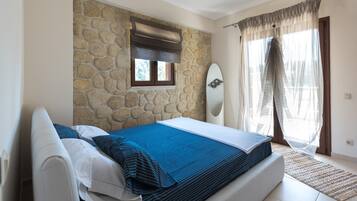 2 slaapkamers, geluiddichte muren, een strijkplank/strijkijzer, wifi