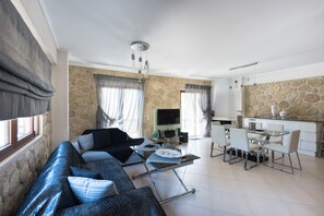 Flat-screen TV, stereo