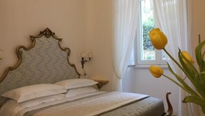 Dobbeltrom – deluxe, 1 queensize-seng (Ofelia) | Sengetøy av topp kvalitet, safe på rommet og blendingsgardiner