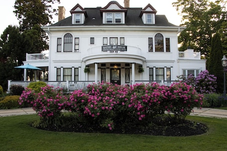 Facciata della struttura. Mathis House, A Victorian Bed & Breakfast and Tea Room at 600 Main