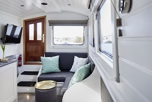 TV, books, stereo - Houseboat "sutje" - vacation home on the water (Hamburg)
