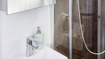 Dusche, Haartrockner, Handtücher, Seife