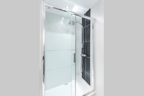 Een douche, een haardroger, toiletpapier