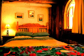 Chambre Double, vue jardin (Quetzal) | Décoration personnalisée, ameublement personnalisé, bureau