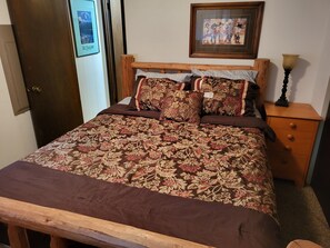 2 dormitorios, escritorio, tabla de planchar con plancha y cuna de viaje