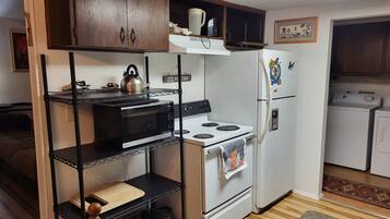 雪櫃、微波爐、焗爐、爐具