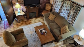 智能電視、壁爐、DVD 播放機