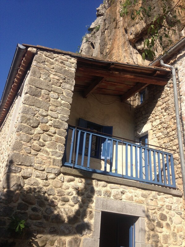 تفاصيل الفندق من الخارج