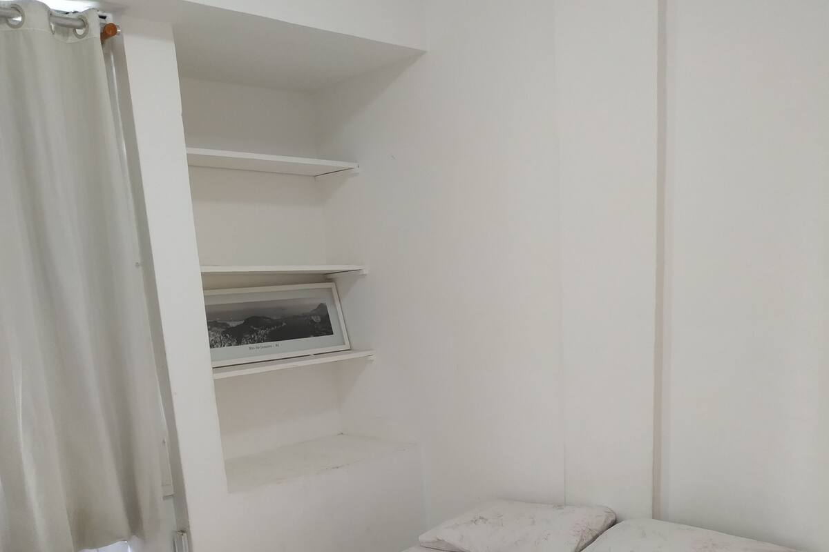 Setrika/meja setrika, Wi-Fi gratis, dan seprai linen
