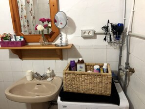 Douche, sèche-cheveux, serviettes fournies, savon