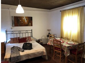 1 chambre, fer et planche à repasser, Wi-Fi gratuit, draps fournis