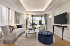 Caja fuerte, escritorio, cortinas opacas y sistema de insonorización