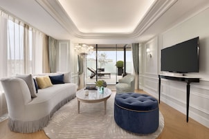 Caja fuerte, escritorio, cortinas opacas y sistema de insonorización