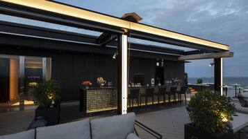 2 bars/lounges, rooftop bar