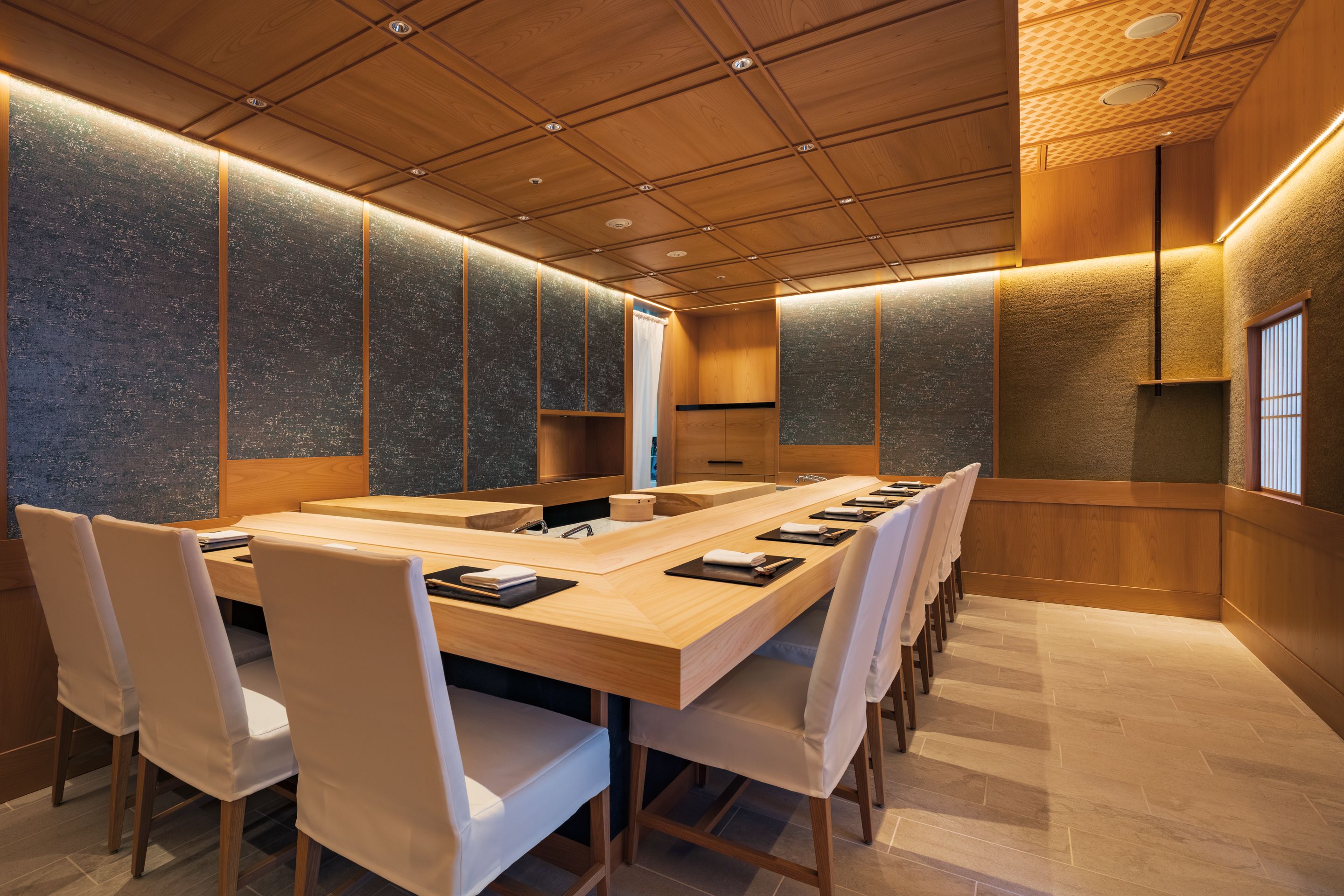 3 restaurants, breakfast served