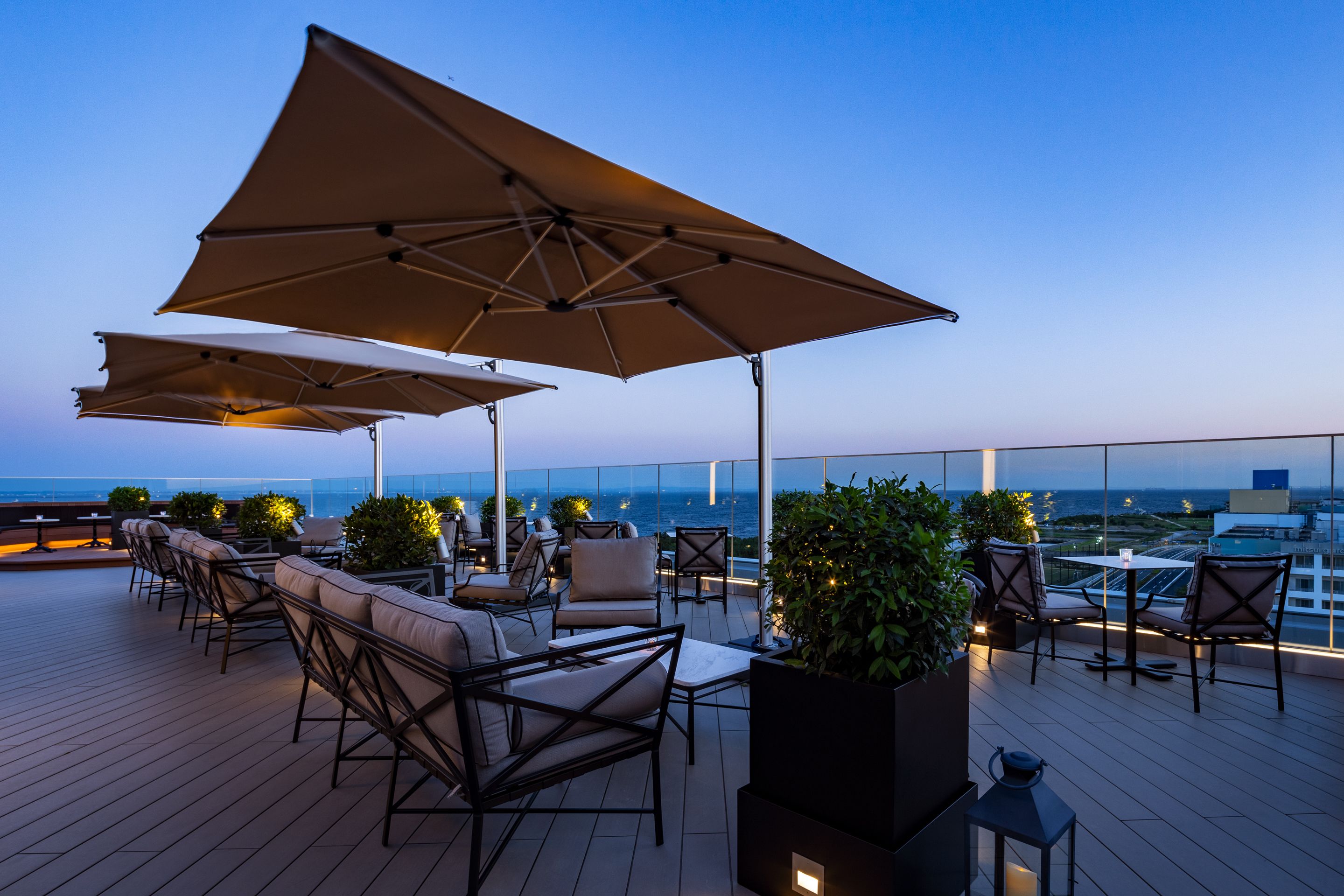 2 bars/lounges, rooftop bar