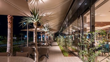 3 か所のレストラン、朝食に営業