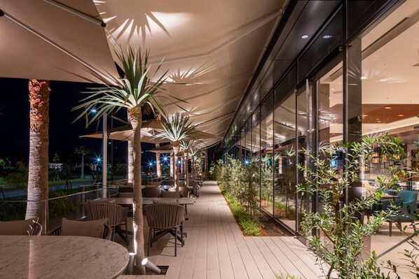 3 restaurantes; se sirven desayunos 