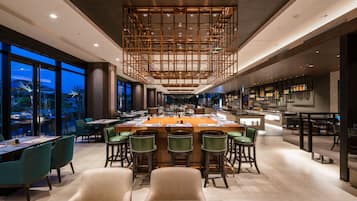 3 restaurants, breakfast served