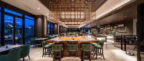 3 restaurants, breakfast served