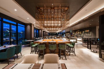 3 restaurantes; se sirven desayunos